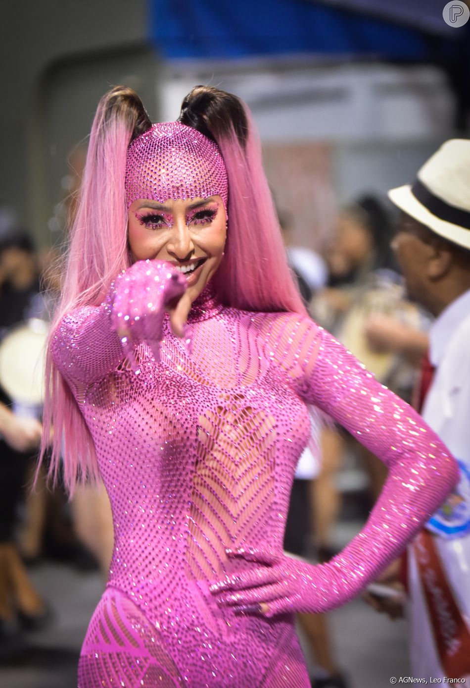 Sabrina Sato colocou aplique no cabelo para completar look do ensaio técnico da Gaviões da Fiel