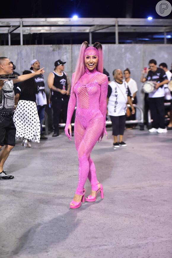 Sabrina Sato foi aprovada na web por conta de look rosa para o esquenta do carnaval 2023