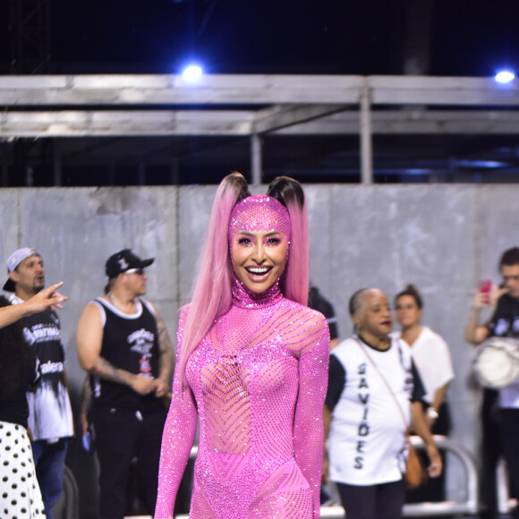 Sabrina Sato foi aprovada na web por conta de look rosa para o esquenta do carnaval 2023