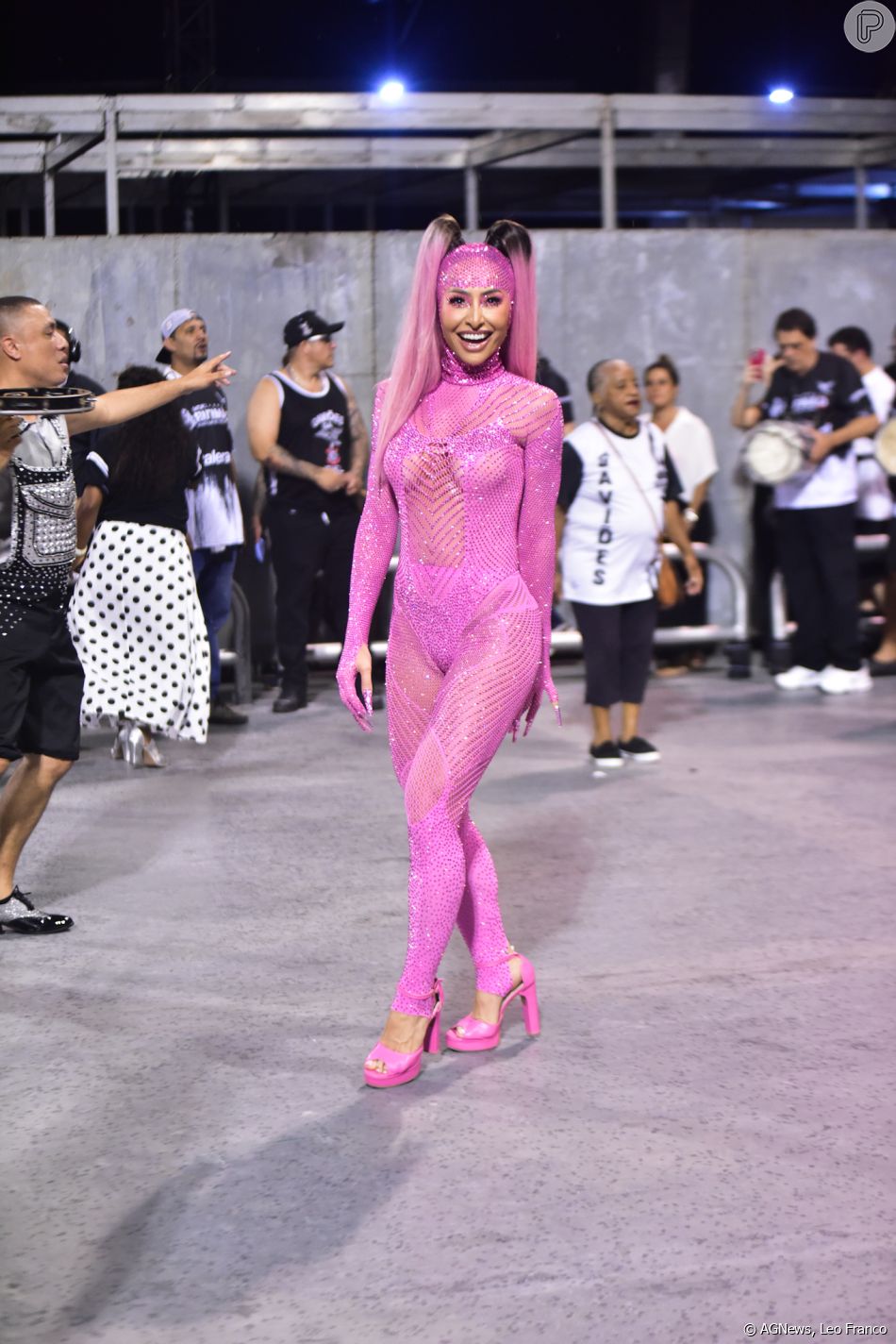 Sabrina Sato foi aprovada na web por conta de look rosa para o esquenta do carnaval 2023