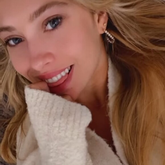 Neymar explicou que o sofá que Julia Cardones estava sentada já foi seu, mas não é mais