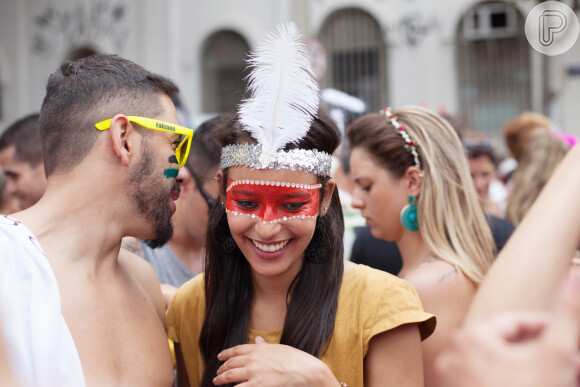 Maquiagem com aplicação de strass dá mais brilho ao Carnaval