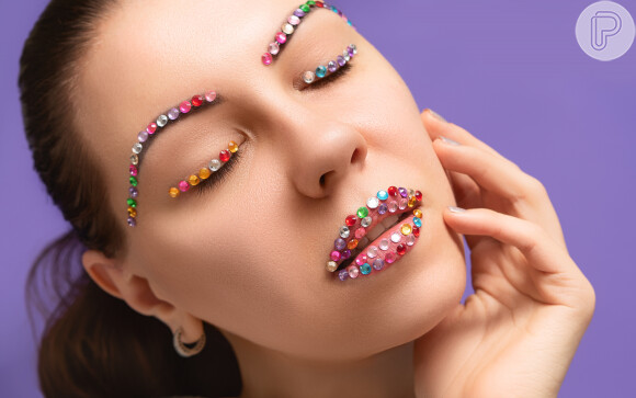 Para uma maquiagem colorida no Carnaval, que tal misturar diferentes cores de strass?