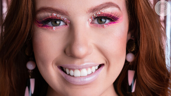 Carnaval com brilho! Esses 4 truques de maquiagem do TikTok vão te ajudar colar strass sem perrengues