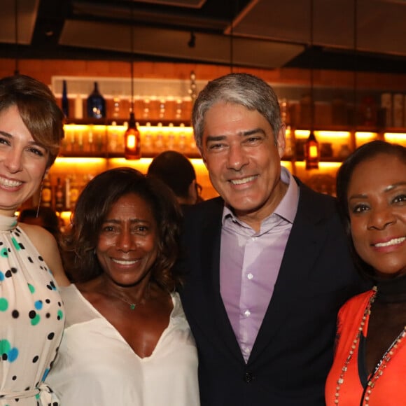 Gloria Maria posou com o casal Natasha Dantas e William Bonner e a repórter Dulceneia Novaes durante a festa dos 50 anos do 'Jornal Nacional', em 2019