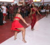Viviane Araujo dançou confortavelmente com o pé no chão 
