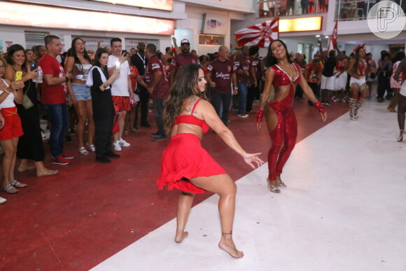 Viviane Araujo dançou confortavelmente com o pé no chão 