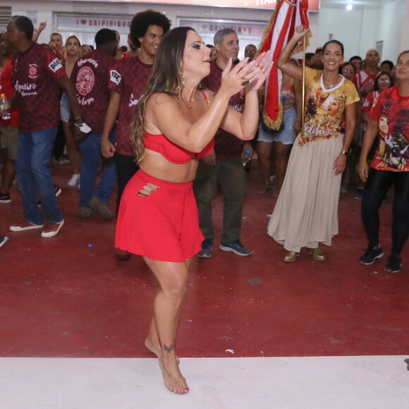 Viviane Araujo mostrou samba no pé na quadra do Salgueiro
