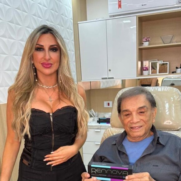 O humorista Dedé Santana passou por harmonização facial aos 86 anos