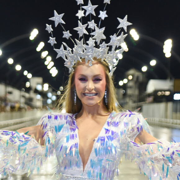 Carla Diaz aproveitou o ensaio da escola paulista de Carnaval Terceiro Milênio