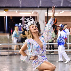 Carla Diaz mostrou samba no pé em ensaio de Carnaval