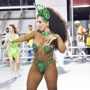 Viviane Araujo mostrou que tem samba no pé