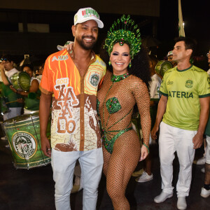 Viviane Araujo posou com o marido, Guilherme Militão, no Sambódromo do Anhembi (SP)