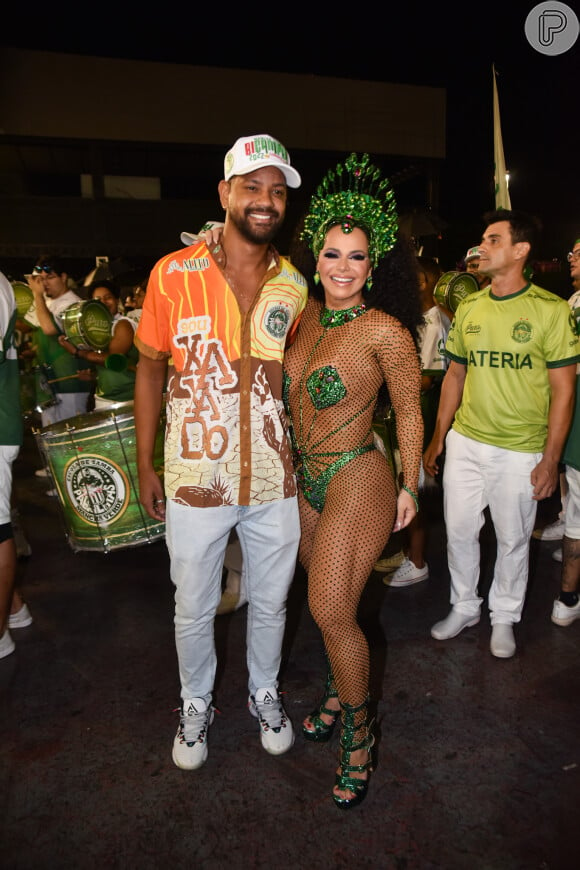 Viviane Araujo posou com o marido, Guilherme Militão, no Sambódromo do Anhembi (SP)
