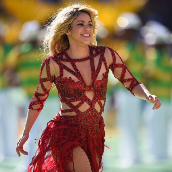 Shakira estaria ligando para empresários que fecharam contratos com a Kosmos com intermédio dela
