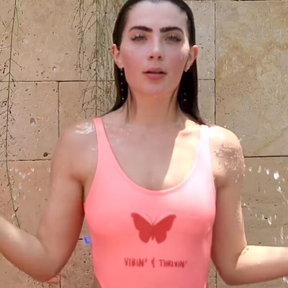 Jade Picon usou o maiô cavado para uma publi