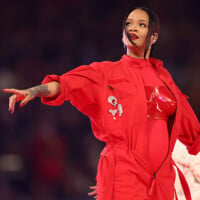 Super Bowl 2023: Rihanna flutua, apresenta sequência de hits e barriga saliente rouba a cena