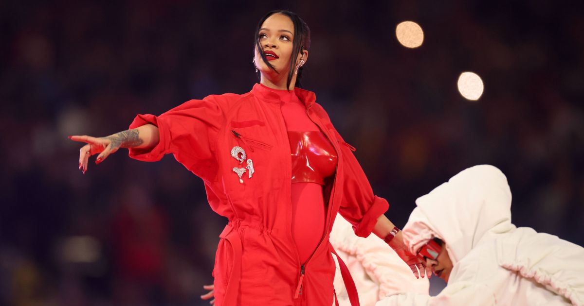 Rihanna grávida de novo? Barriga da cantora no Super Bowl chama atenção
