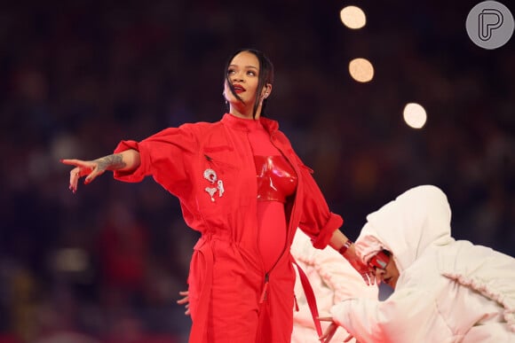 Rihanna escolheu um look todo vermelho para o Super Bowl 2023