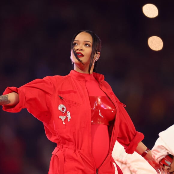 Rihanna escolheu um look todo vermelho para o Super Bowl 2023