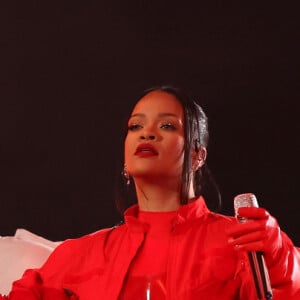 A barriga saliente de Rihanna roubou a cena no Super Bowl 2023