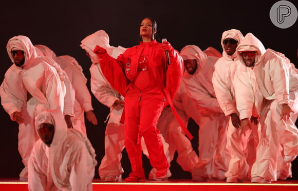 A barriga saliente de Rihanna roubou a cena no Super Bowl 2023