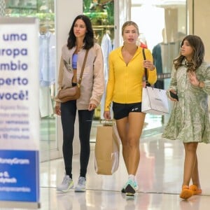 Grazi Massafera e Sofia passearam na companhia de uma amiga