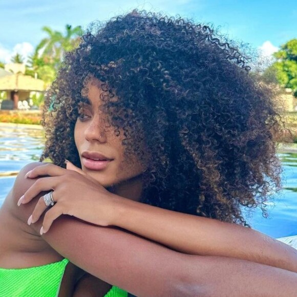 Brunna Gonçalves encanta com fotos de biquíni fio-dental