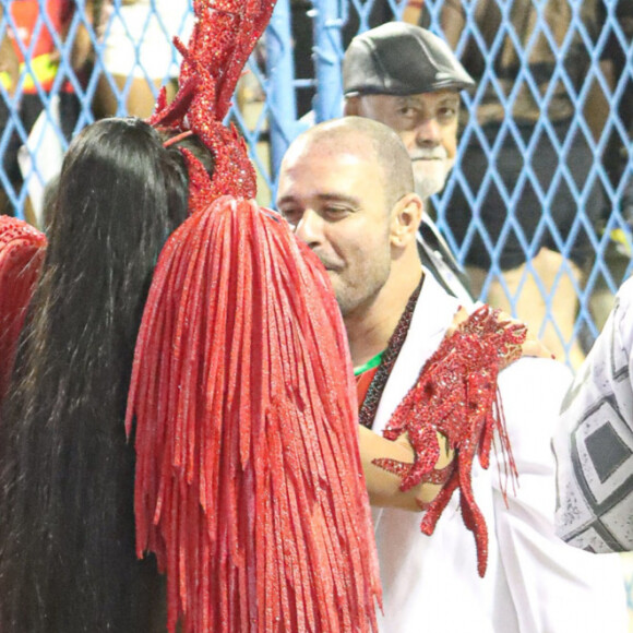 Paolla Oliveira e Diogo Nogueira deram show de química na Sapucaí em 2022: veja a seguir os motivos pelo qual o cantor é um verdadeiro sortudo!