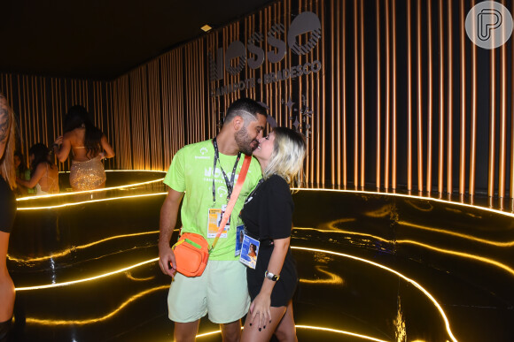Miguel Rômulo beijou a mulher em camarote da Sapucaí no carnaval 2023 em 17 de fevereiro de 2023