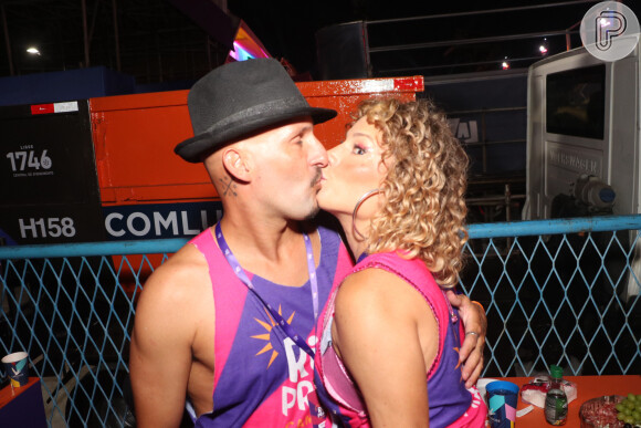 Maíra Charken beijou o marido em camarote da Sapucaí no carnaval 2023 em 17 de fevereiro de 2023
