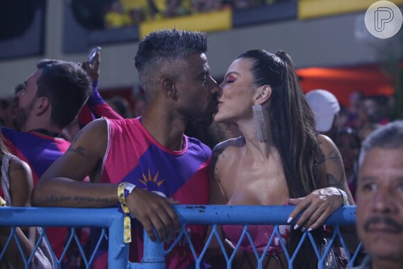 Ex-jogador do Flamengo, Leo Moura beijou a mulher durante a primeira noite de desfiles da Série Ouro do Rio de Janeiro no carnaval 2023