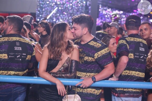 Jéssika Alves beijou o noivo, Diogenes Queiroz, durante a primeira noite de desfiles da Série Ouro do Rio de Janeiro no carnaval 2023