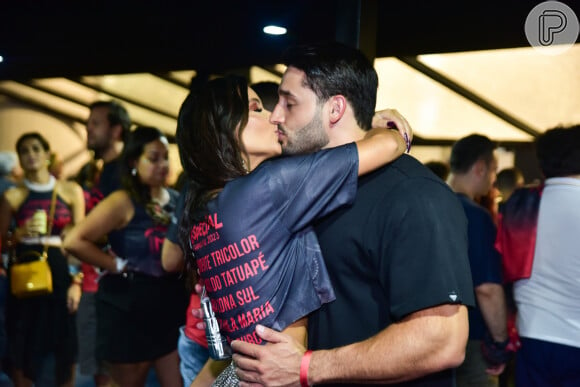 A ex-BBB Ivy Moraes beijou o namorado em camarote de São Paulo no carnaval 2023, em 17 de fevereiro de 2023
