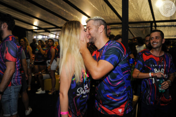 Humorista Victor Sarro beijou a namorada em camarote de São Paulo no carnaval 2023, em 17 de fevereiro de 2023