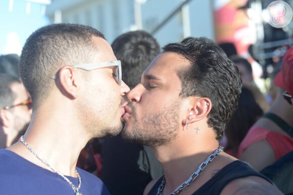 Casal Carlinhos Maia e Lucas Guimarães trocaram beijos no carnaval 2023, em 17 de fevereiro de 2023