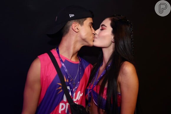 Drico Alves trocou beijos com a namorada em camarote do Rio no carnaval 2023, em 17 de fevereiro de 2023