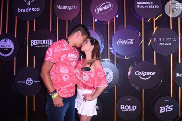 Daniele Hypolito e o marido, Fábio Castro, se beijaram em camarote do carnaval 2023 do Rio de Janeiro