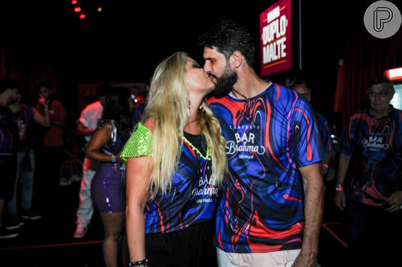 Ellen Rocche e o namorado, o ator Guilherme Chelucci se beijaram em camarote do carnaval 2023 de São Paulo