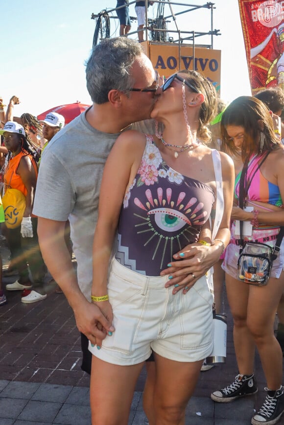 Danton Mello e na namorada se beijaram em trio elétrico do carnaval 2023 de Salvador em 18 de fevereiro de 2023