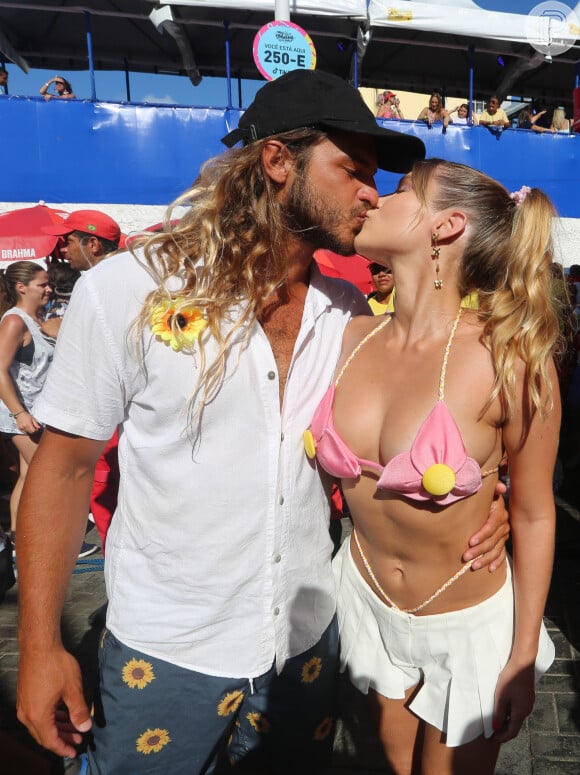 Isabella Santoni e o namorado, Caio Vaz, se beijaram em trio elétrico do carnaval 2023 de Salvador