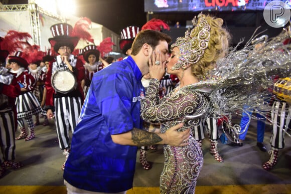 Carla Diaz beijou o noivo, Felipe Becari, na concentração do desfile da Estrela do Terceiro Milênio