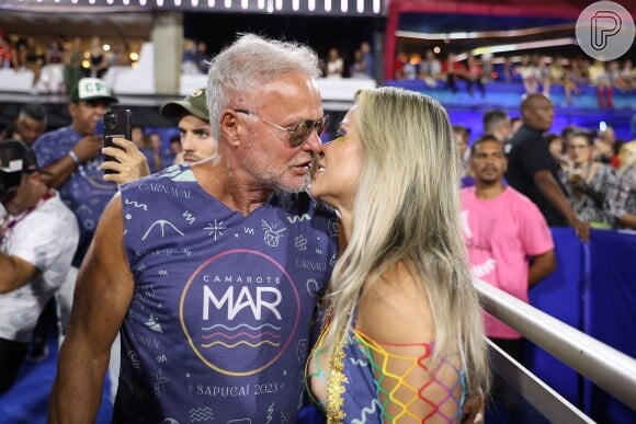 Cristianne Rodriguez e Kadu Moliterno se beijaram no primeiro dia dos desfiles do Grupo Especial do Rio de Janeiro em 19 de fevereiro de 2023