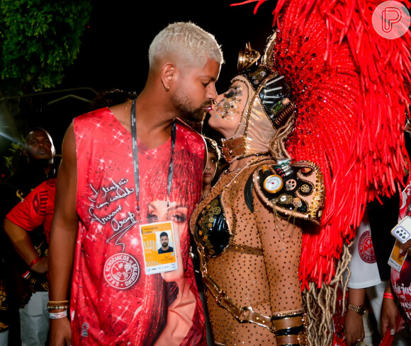 Viviane Araújo beijou o marido, Guilherme Militão, pouco antes do desfile do Salgueiro no primeiro dia do Grupo Especial do Rio de Janeiro em 19 de fevereiro de 2023