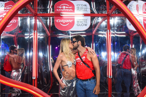 Rodrigo Simas e Agatha Moreira se beijaram em camarote da Sapucaí em 19 de fevereiro de 2023