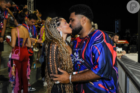 Paulo Vieira e a namorada se beijaram em camarote do Anhembi em 19 de fevereiro de 2023