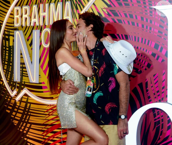 Xande Negrão e a namorada, Elisa Zarzur, se beijaram em camarote do carnaval 2023