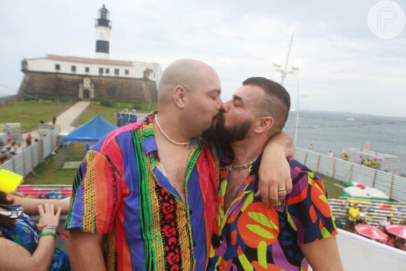 Tiago Abravanel e o marido, Fernando Poli, voltaram a se beijar em trio elétrico de Salvador no carnaval 2023