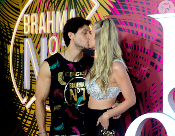 Gabriela Priolli e Thiago Mansur se beijaram no segundo dia dos desfiles do Grupo Especial do Rio de Janeiro em 20 de fevereiro de 2023