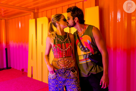 Agatha Moreira e Rodrigo Simas voltaram a se beijar em um outro camarote da Sapucaí